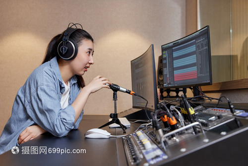 專業(yè)錄音棚調(diào)音監(jiān)聽人員
